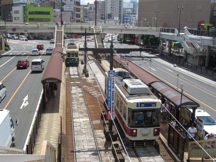 長崎駅前の市街電車。