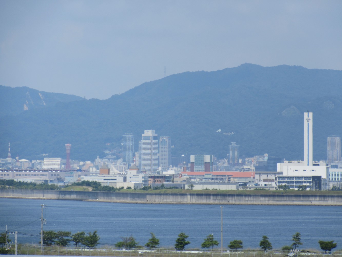 神戸空港から見た神戸市街
