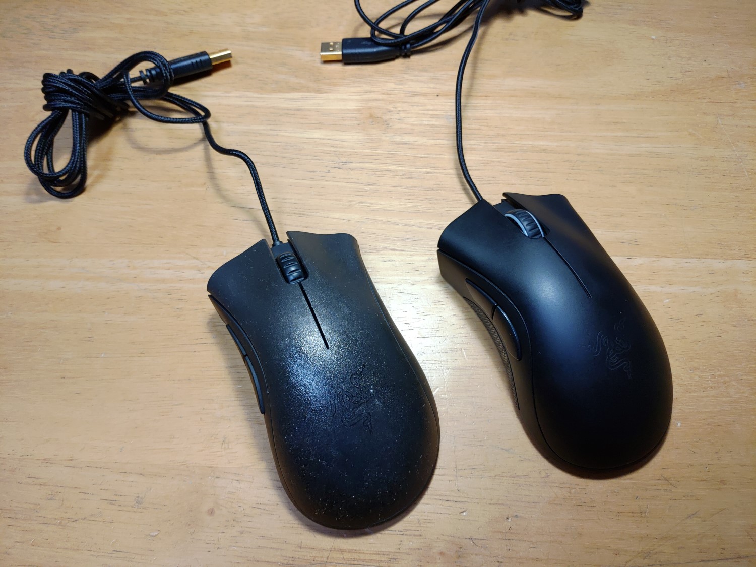「Razer Deathadder 3500 BLACK edition（2011）」（左）と「Razer DeathAdder 2013」（右）